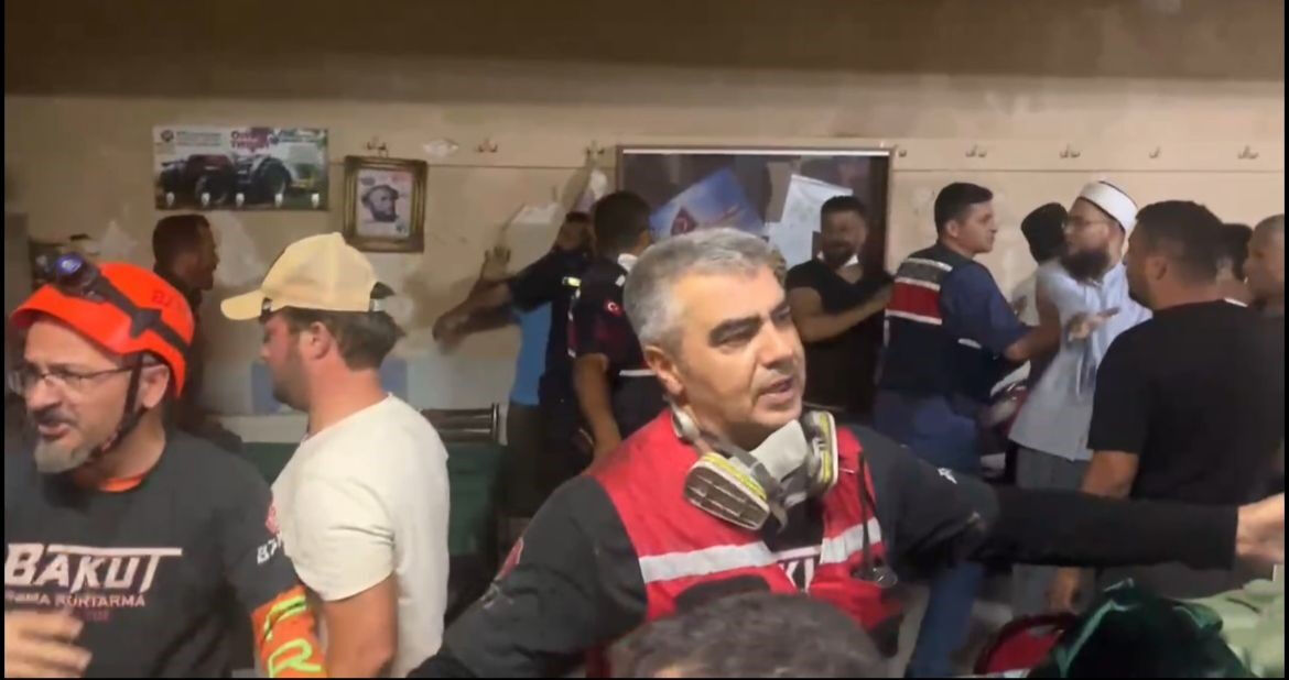 Alevlerin arasında ortalığı karıştıran iddia! Tekme tokat dövüldü, jandarma kurtardı Alevlerin arasında ortalığı karıştıran iddia! Tekme tokat dövüldü, jandarma kurtardı - 1. Resim