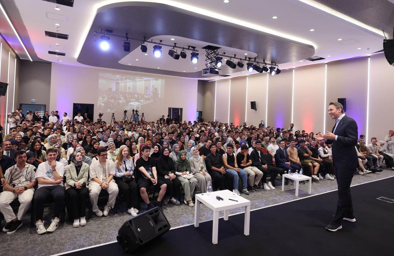 Bakan Bayraktar'dan heyecanlandıran sözler: Türkiye, 70 yıllık hayalini gerçeğe dönüştürüyor Bakan Bayraktar'dan heyecanlandıran sözler: Türkiye 70 yıllık hayalini gerçeğe dönüştürüyor - 2. Resim