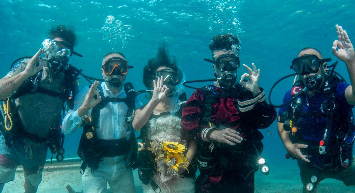 Bir ömür boyu unutmamak için sıradışı nikah! Suyun altında evlendiler - 1. Resim
