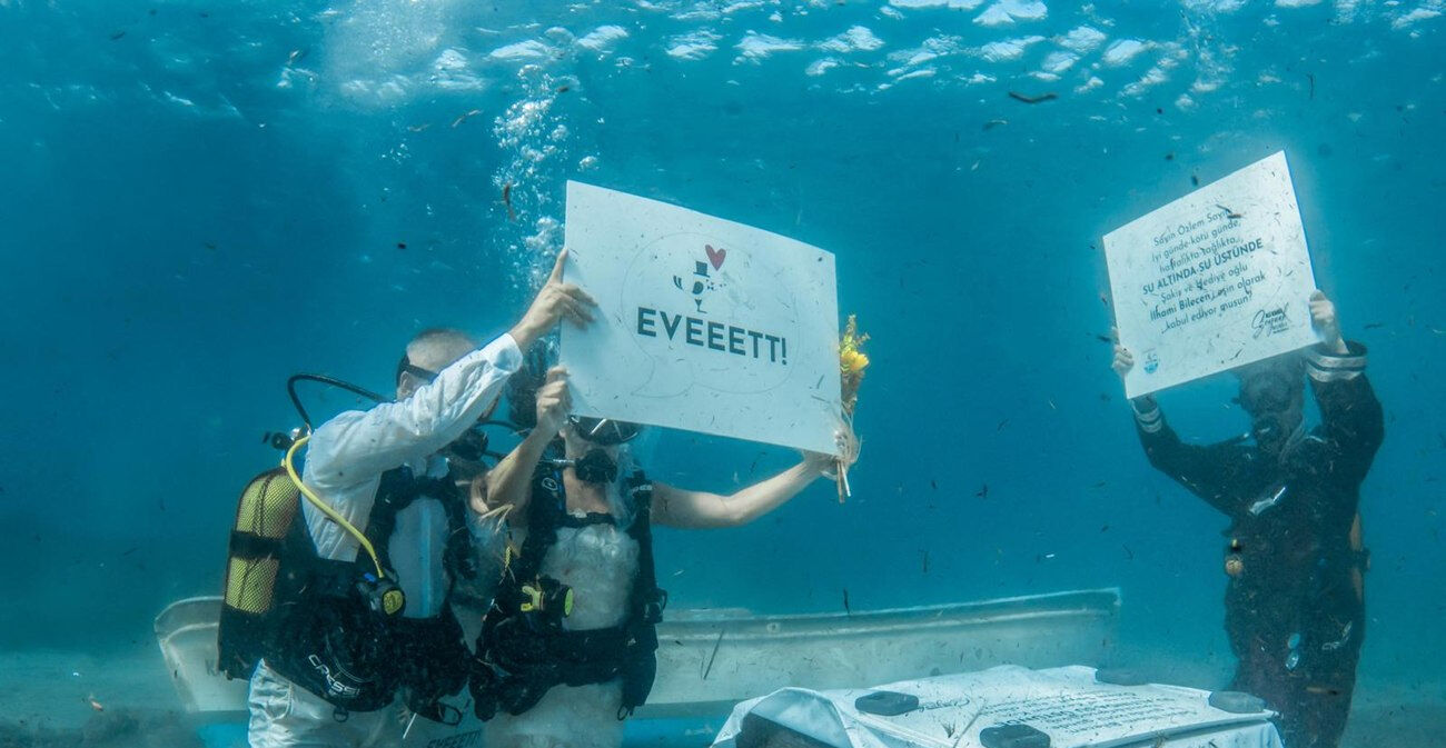 Bir ömür boyu unutmamak için sıradışı nikah! Suyun altında evlendiler - 2. Resim