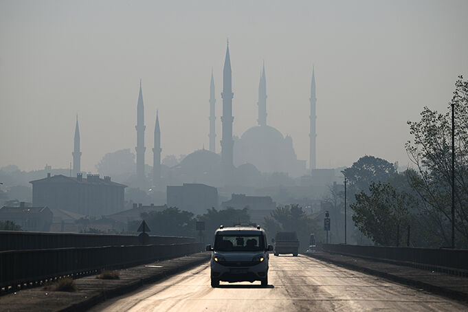 Bir yangın riski de komşudan! Sınırdaki alevler Türkiye'yi tehdit ediyor, acil durum ilan edildi Bir yangın riski de komşudan! Sınırdaki alevler Türkiye'yi tehdit ediyor, acil durum ilan edildi - 2. Resim