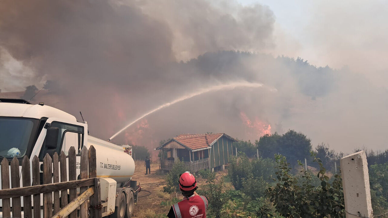 Bursa'da alevler her yeri sardı! Vatandaşlar tahliye edildi, işte yangında son durum Bursa'da alevler her yeri sardı! Vatandaşlar tahliye edildi, işte yangında son durum - 1. Resim