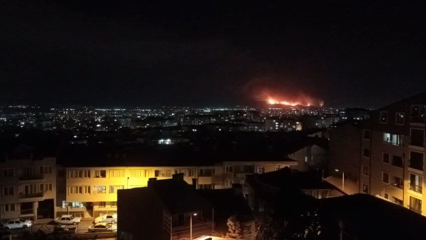 النيران تلتهم بورصة! إجلاء المواطنين - الصورة ١