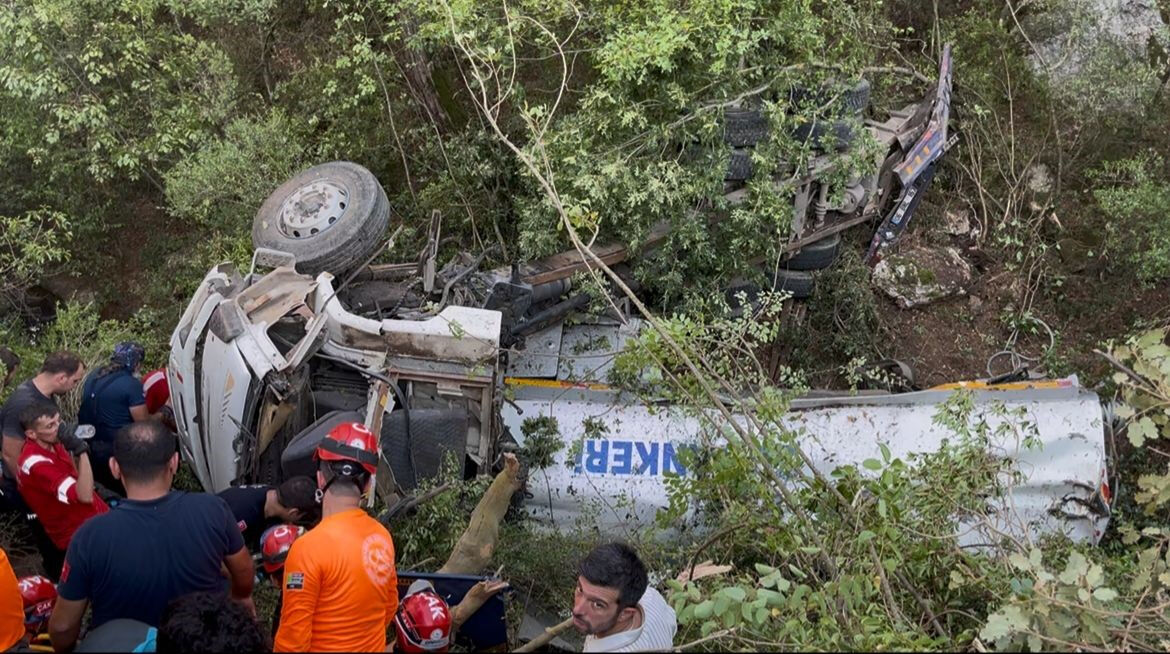 Bursa'da alevleri söndürmeye giden tanker uçuruma yuvarlandı! Gönüllü gelen 3 kişi can verdi Bursa'da alevleri söndürmeye giden tanker uçuruma yuvarlandı! Ölü ve ağır yaralılar var - 1. Resim