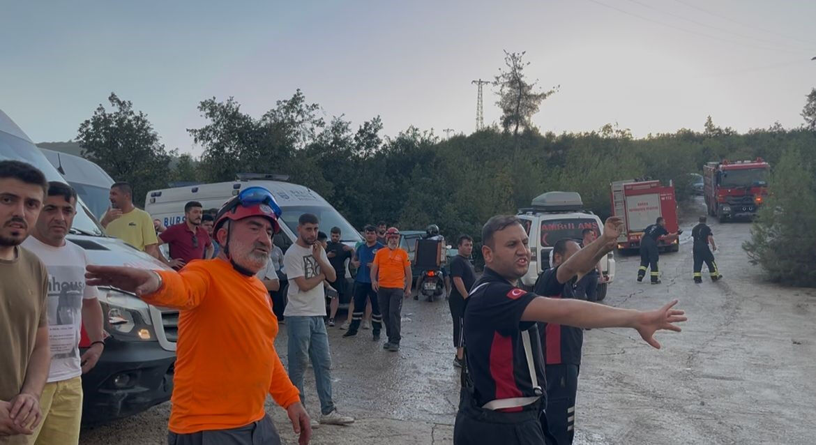 Bursa'da alevleri söndürmeye giden tanker uçuruma yuvarlandı! Gönüllü gelen 3 kişi can verdi Bursa'da alevleri söndürmeye giden tanker uçuruma yuvarlandı! Ölü ve ağır yaralılar var - 2. Resim