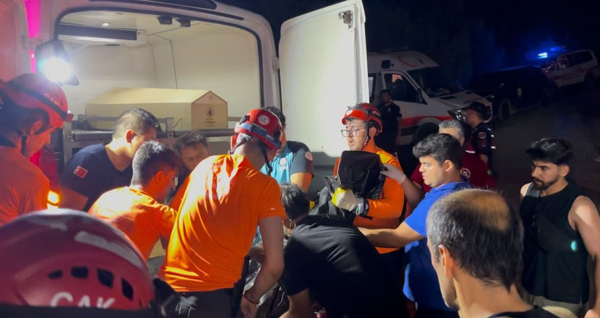 Bursa'da alevleri söndürmeye giden tanker uçuruma yuvarlandı! Gönüllü gelen 3 kişi can verdi Bursa'da alevleri söndürmeye giden tanker uçuruma yuvarlandı! Ölü ve ağır yaralılar var - 2. Resim