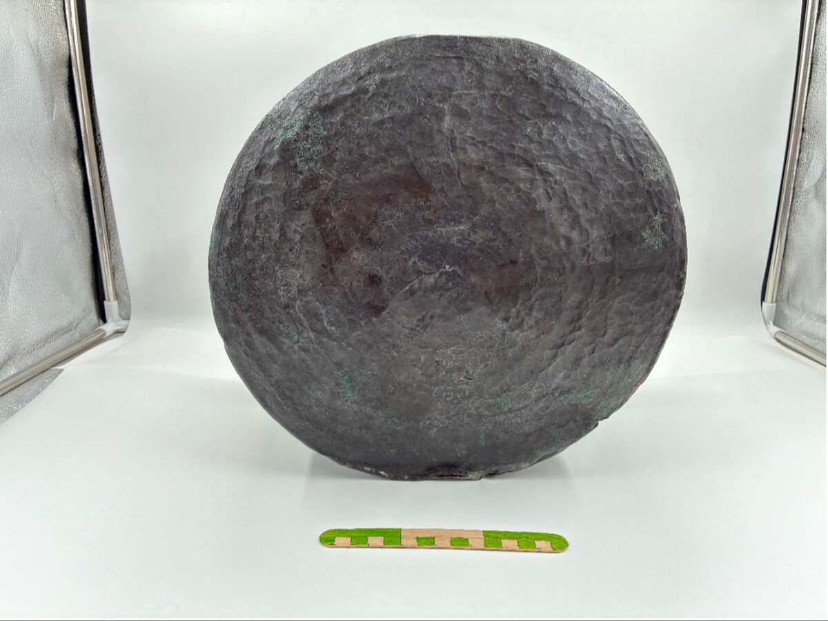 Çekiç izleri duruyor... Bergama'da 1400 yıllık bronz kazan bulundu Çekiç izleri duruyor... Bergama'da 1400 yıllık dövme kazan bulundu - 3. Resim