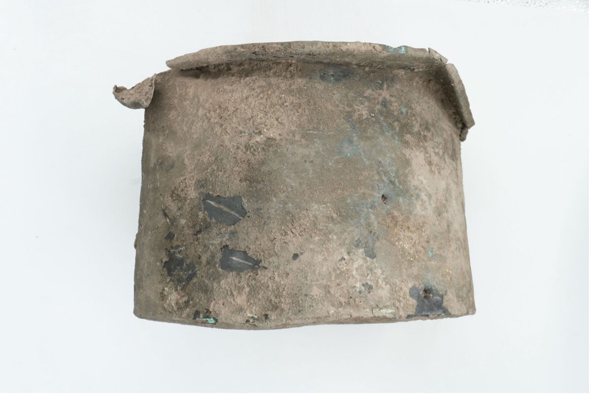 Çekiç izleri duruyor... Bergama'da 1400 yıllık bronz kazan bulundu Çekiç izleri duruyor... Bergama'da 1400 yıllık dövme kazan bulundu - 5. Resim