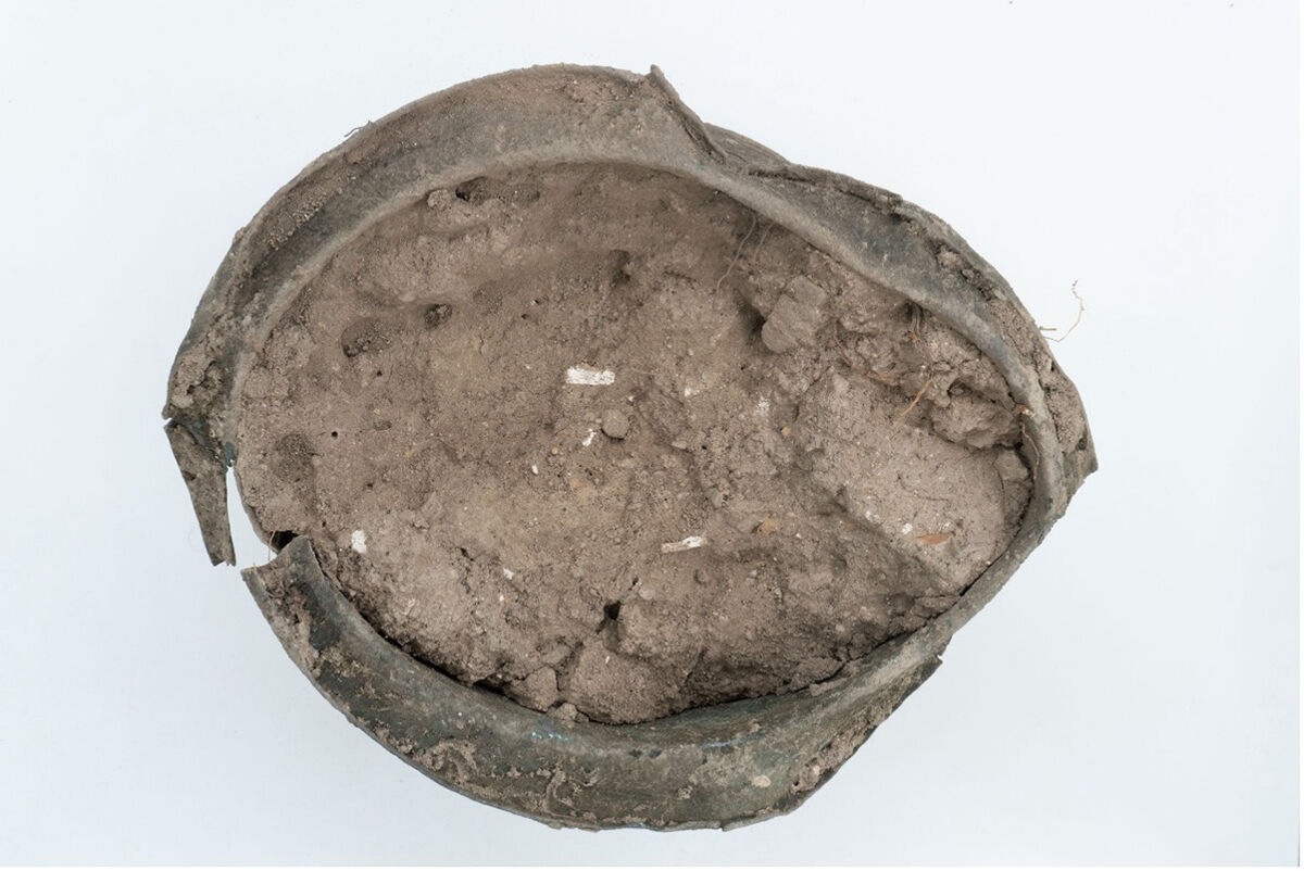 Çekiç izleri duruyor... Bergama'da 1400 yıllık bronz kazan bulundu Çekiç izleri duruyor... Bergama'da 1400 yıllık dövme kazan bulundu - 1. Resim