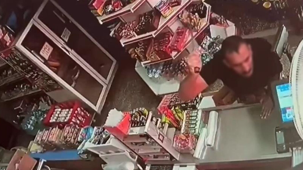 Dondurma iadesini yapamayınca deliye döndü! Markette dehşet anları Dondurma iadesini yapamayınca deliye döndü! Markette dehşet anları - 1. Resim