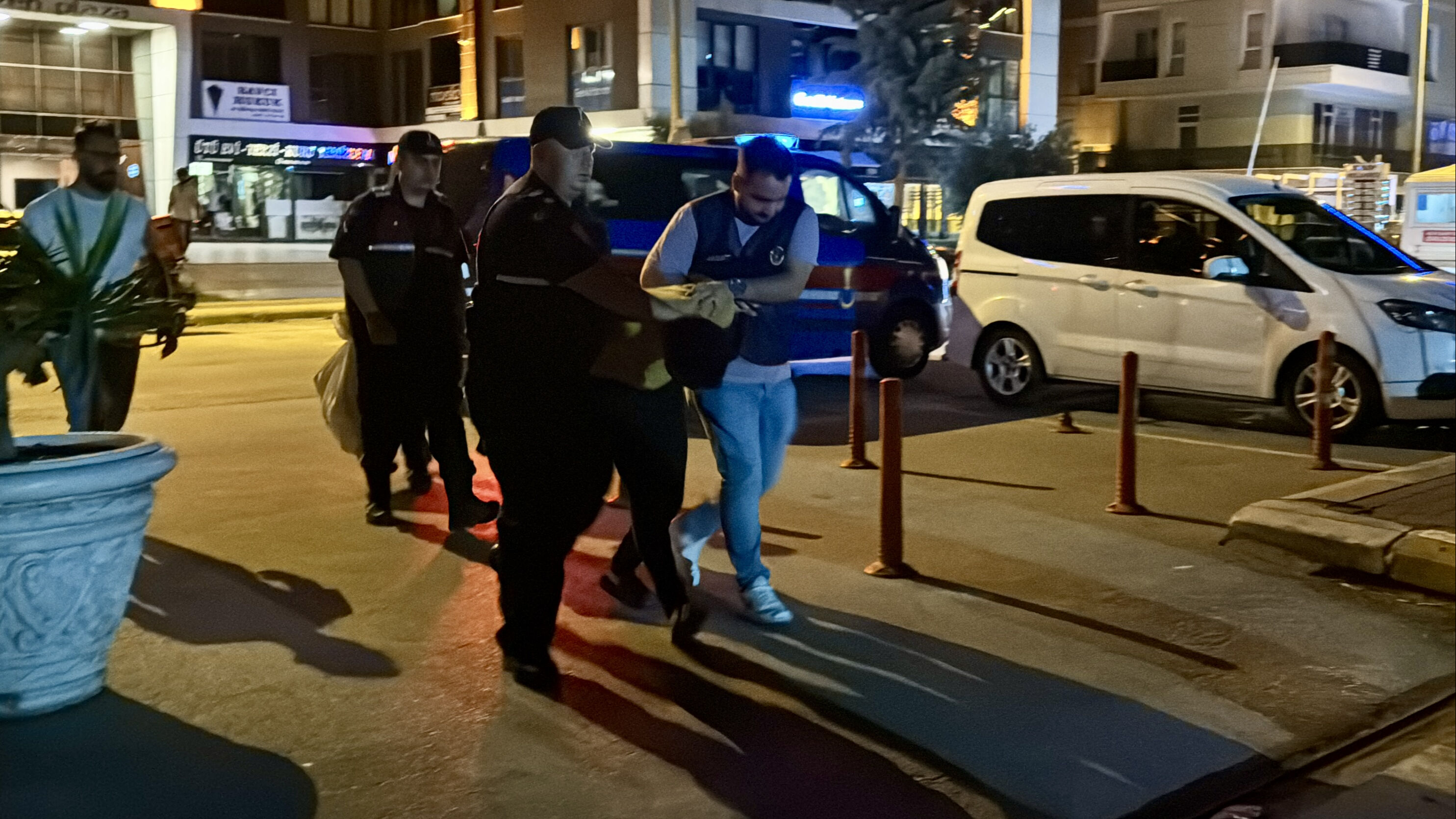 Edirne'de kan donduran olay! Ayçiçeği tarlasında başından vurulmuş kadın cesedi bulundu Edirne'de kan donduran olay! Ayçiçeği tarlasında başından vurulmuş kadın cesedi bulundu - 3. Resim