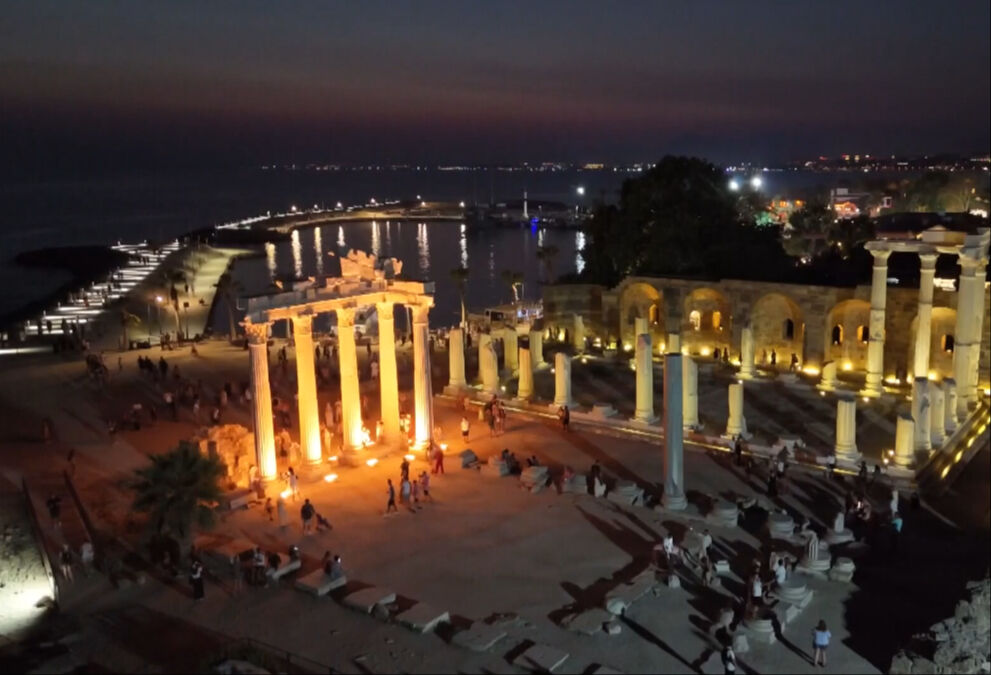 Gece dolup taşıyor, gündüz kimse yok! Side Antik Şehri'ne turist akını yaşanıyor Gece dolup taşıyor, gündüz kimse yok! Side Antik Şehri'ne turist akını yaşanıyor - 1. Resim