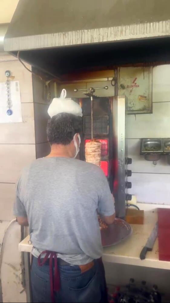 Kavurucu sıcakta zorlu mesai! Kafasına buz torbası koyarak serinlemeye çalıştı - 1. Resim