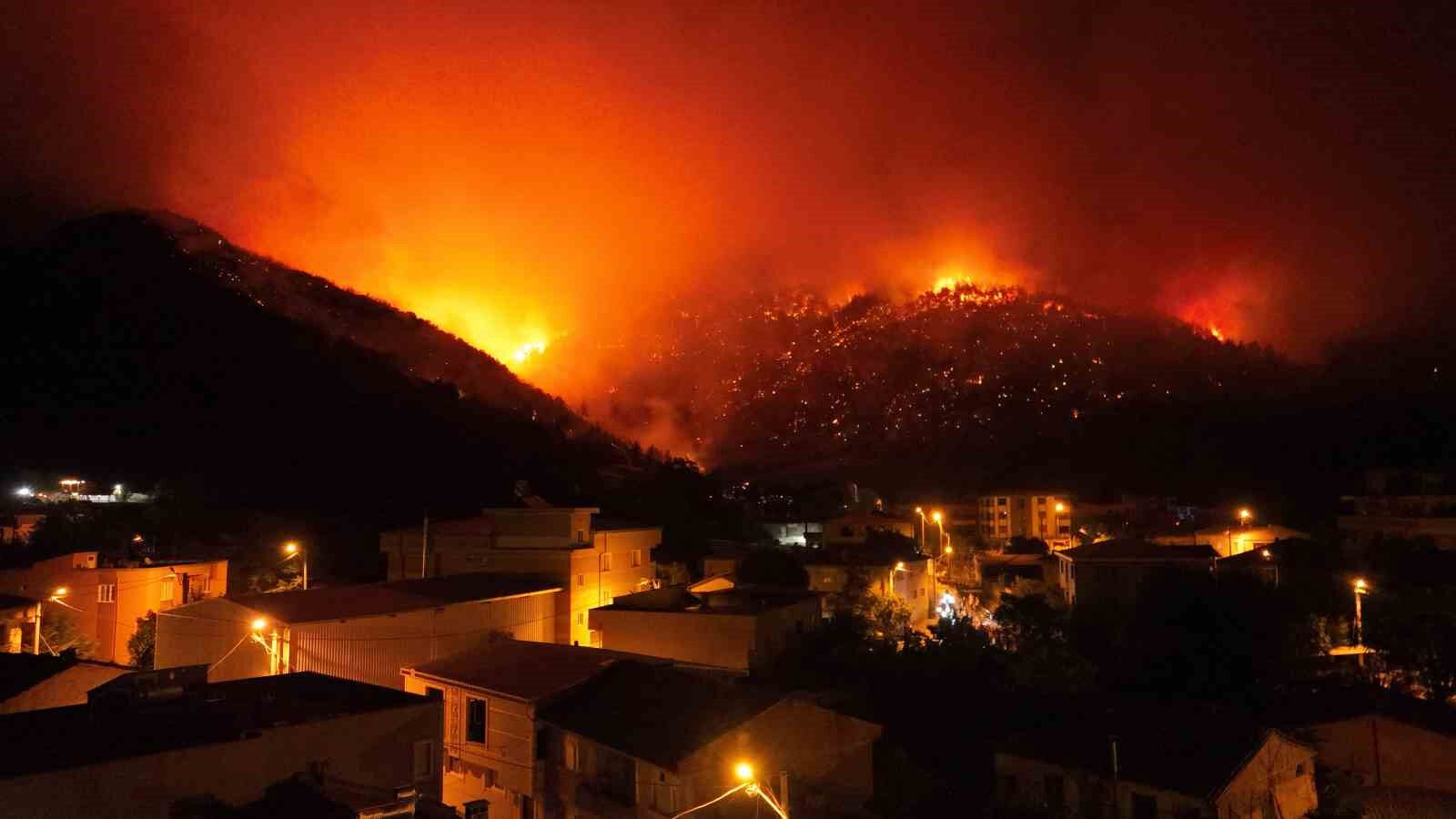 Sahnedeyken haber geldi! Bursa'da konser veren Gökhan Özoğuz anons yapıp ayrıldı Sahnedeyken haber geldi! Bursa'da konser veren Gökhan Özoğuz anons yapıp ayrıldı - 2. Resim