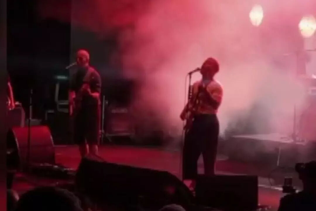 Sahnedeyken haber geldi! Bursa'da konser veren Gökhan Özoğuz anons yapıp ayrıldı Sahnedeyken haber geldi! Bursa'da konser veren Gökhan Özoğuz anons yapıp ayrıldı - 3. Resim