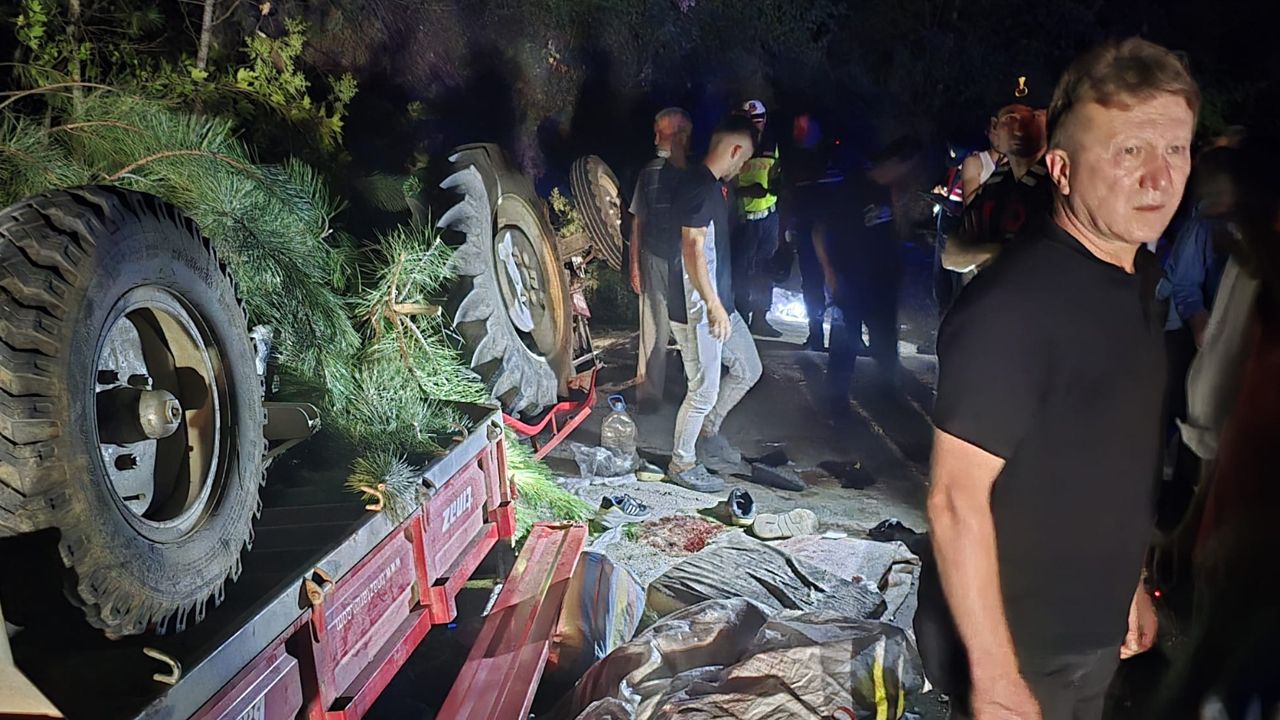 Sakarya'da traktör devrildi: 10 kişi yaralandı Sakarya'da traktör devrildi: 10 kişi yaralandı