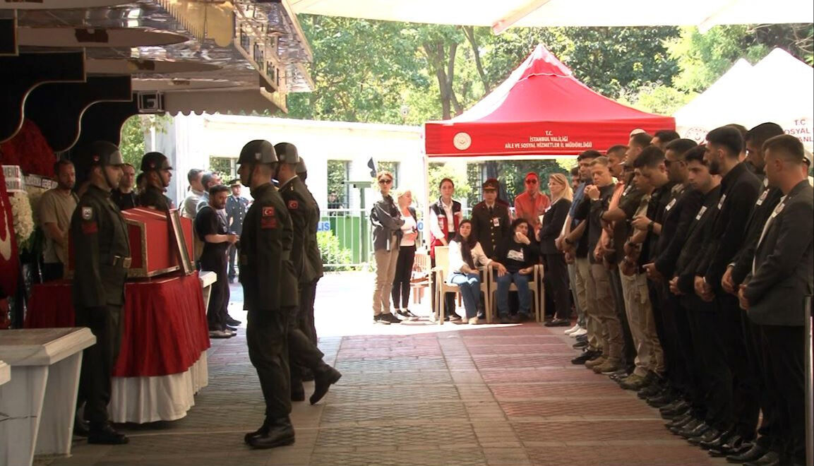 Şehit muhafıza son görev! İstanbul'da son yolculuğuna uğurlandı Şehit muhafıza son görev! İstanbul'da son yolculuğuna uğurlandı - 4. Resim