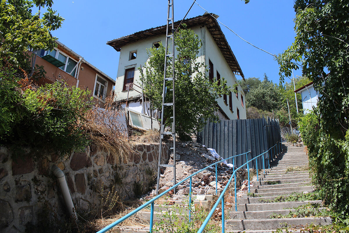 Yıllardır kapalı tutuluyordu, 150 senelik tarihi yapıda bekleyiş sona erdi... Hacı Ayvaz Camii yapılıyor Yıllardır kapalı tutuluyordu, 150 senelik tarihi yapıda bekleyiş sona erdi... Hacı Ayvaz Camii yapılıyor - 4. Resim