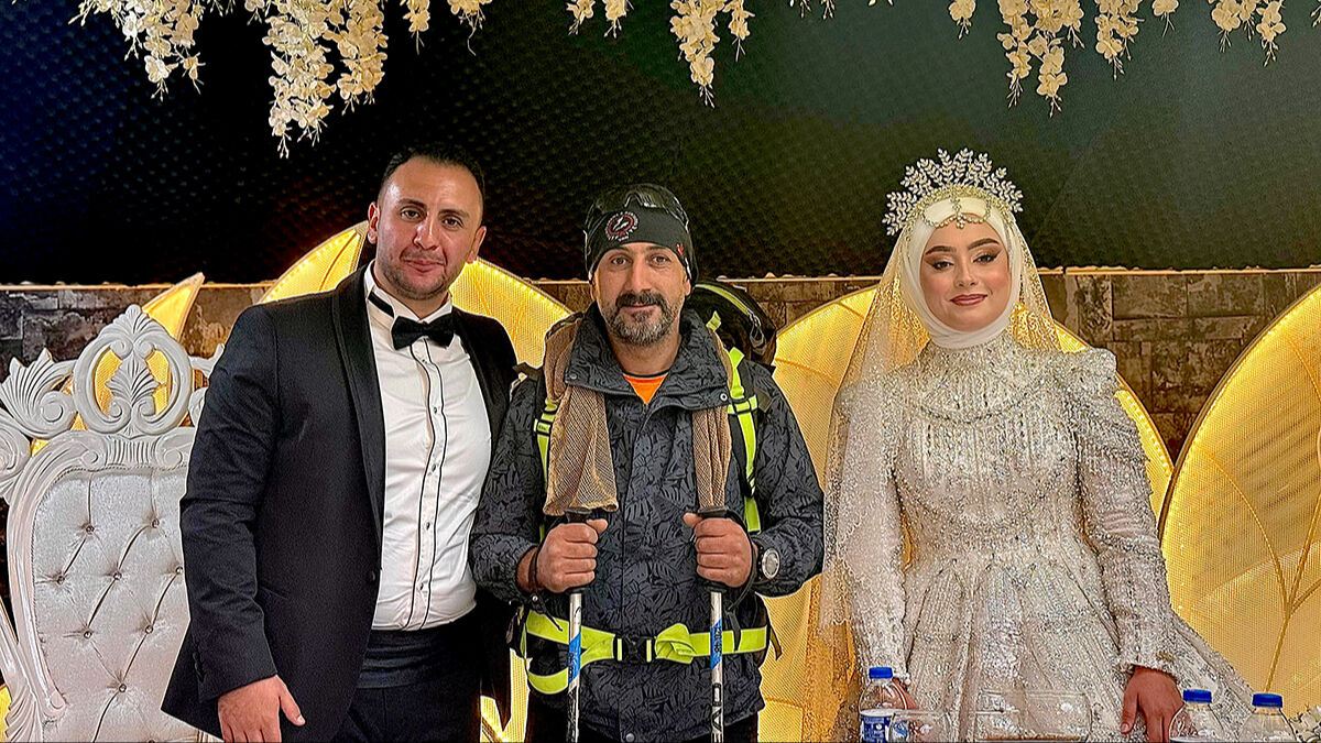 Zirvede karar verdi, yolu bilen gelin damat şaşkına döndü! Ağrı Dağı'ndan düğün için indi - 4. Resim
