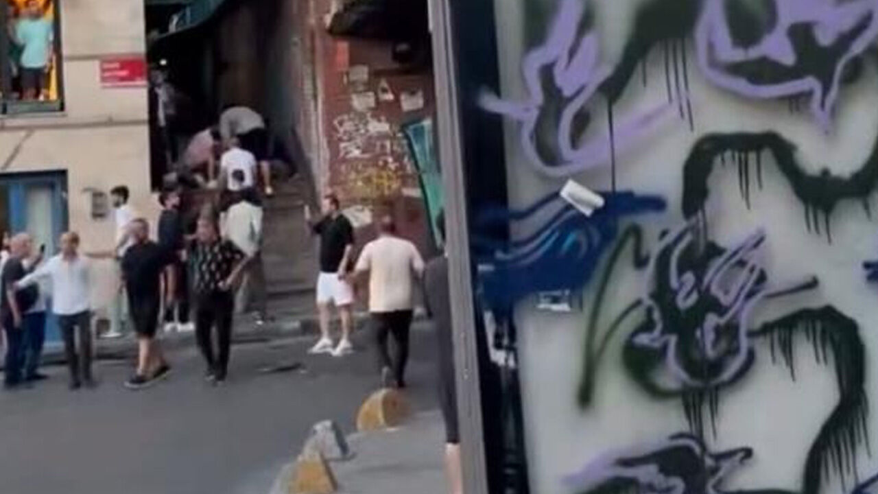 Beyoğlu'nda dehşet anları! Dolmuş otobüse çarptı, 2'si ağır 5 yaralı Beyoğlu'nda dehşet anları! Dolmuş otobüse çarptı, 2'si ağır 5 yaralı - 1. Resim