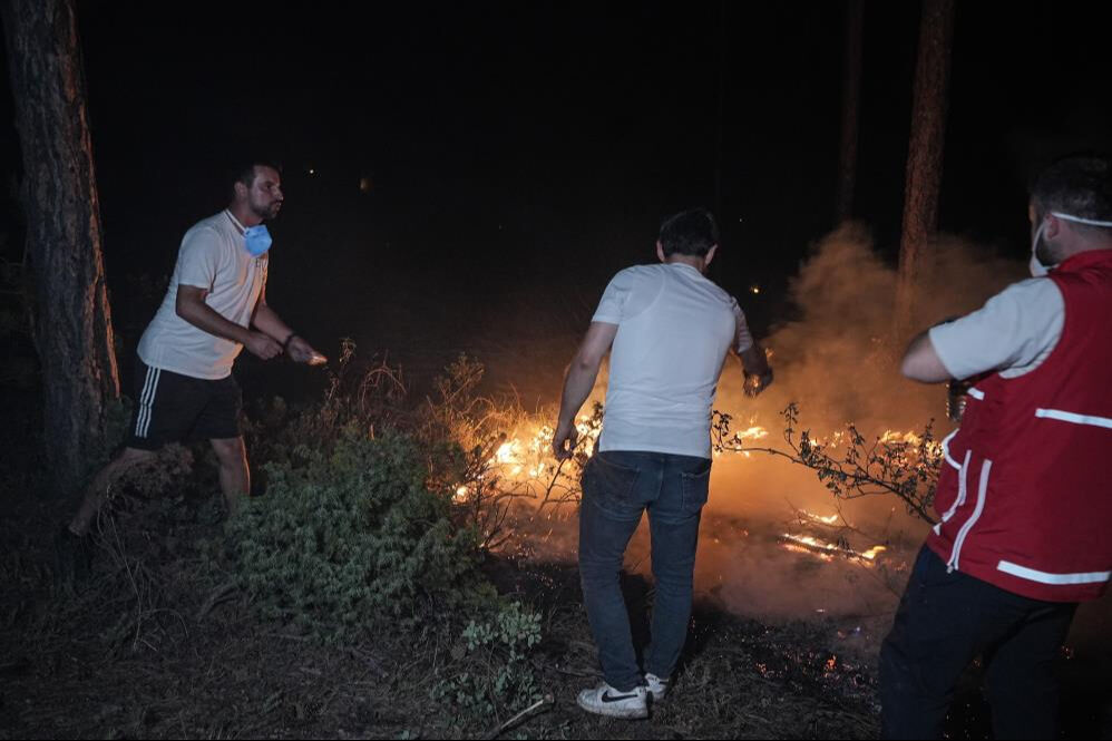 Bu vatan size minnettar! Az çok demediler, pet şişelerle müdahale ettiler Bu vatan size minnettar! Az çok demediler, pet şişelerle müdahale ettiler - 2. Resim