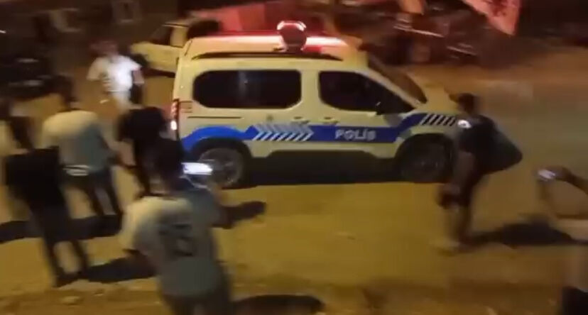 Bursa'da yangın gerginliği! Sosyal medyadaki iddialar sonrası halk polis merkezi önünde toplandı - 3. Resim