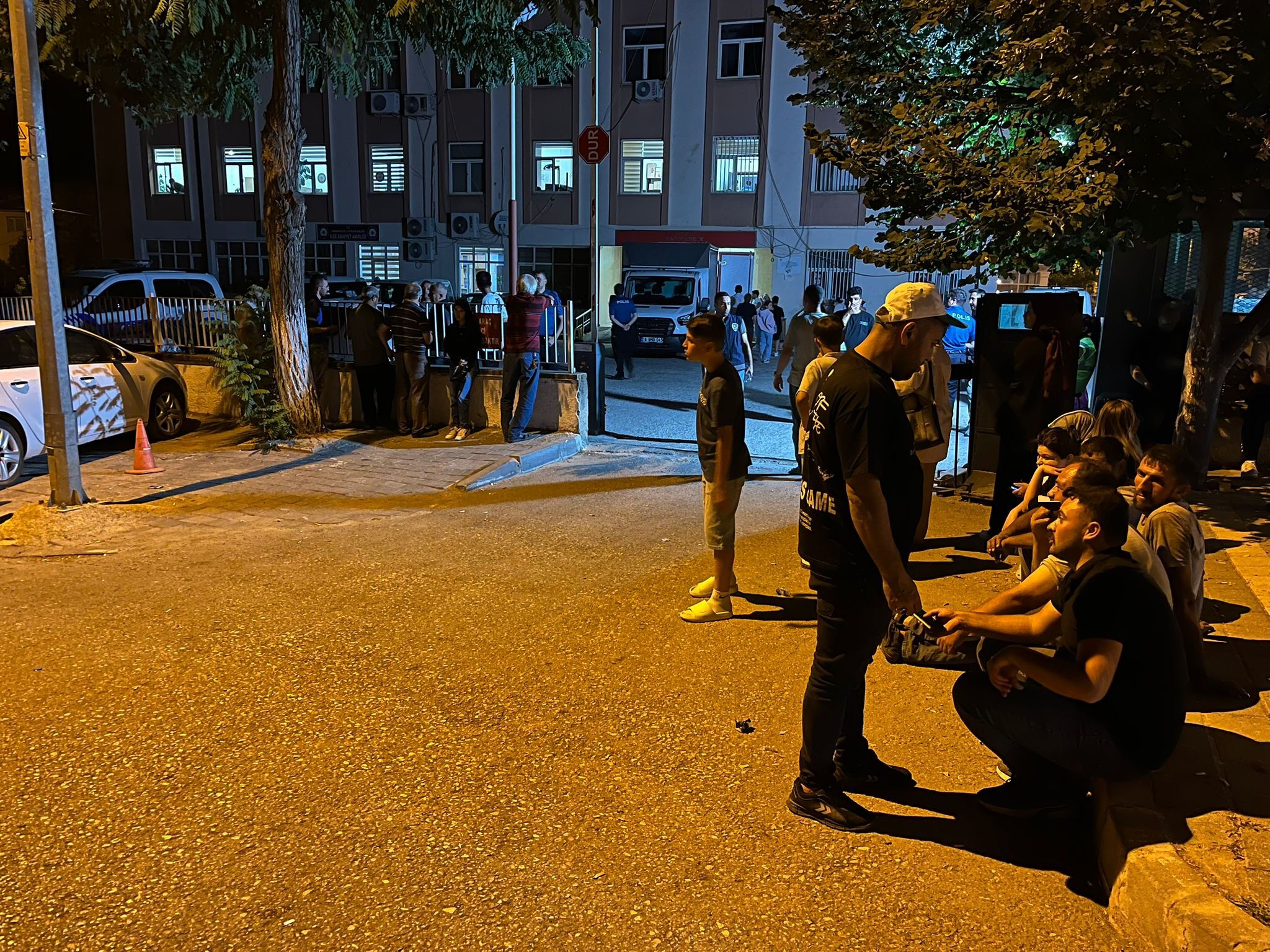 Bursa'da yangın gerginliği! Sosyal medyadaki iddialar sonrası halk polis merkezi önünde toplandı - 2. Resim