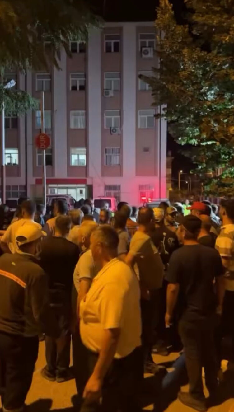 Bursa'da yangın gerginliği! Sosyal medyadaki iddialar sonrası halk polis merkezi önünde toplandı - 1. Resim