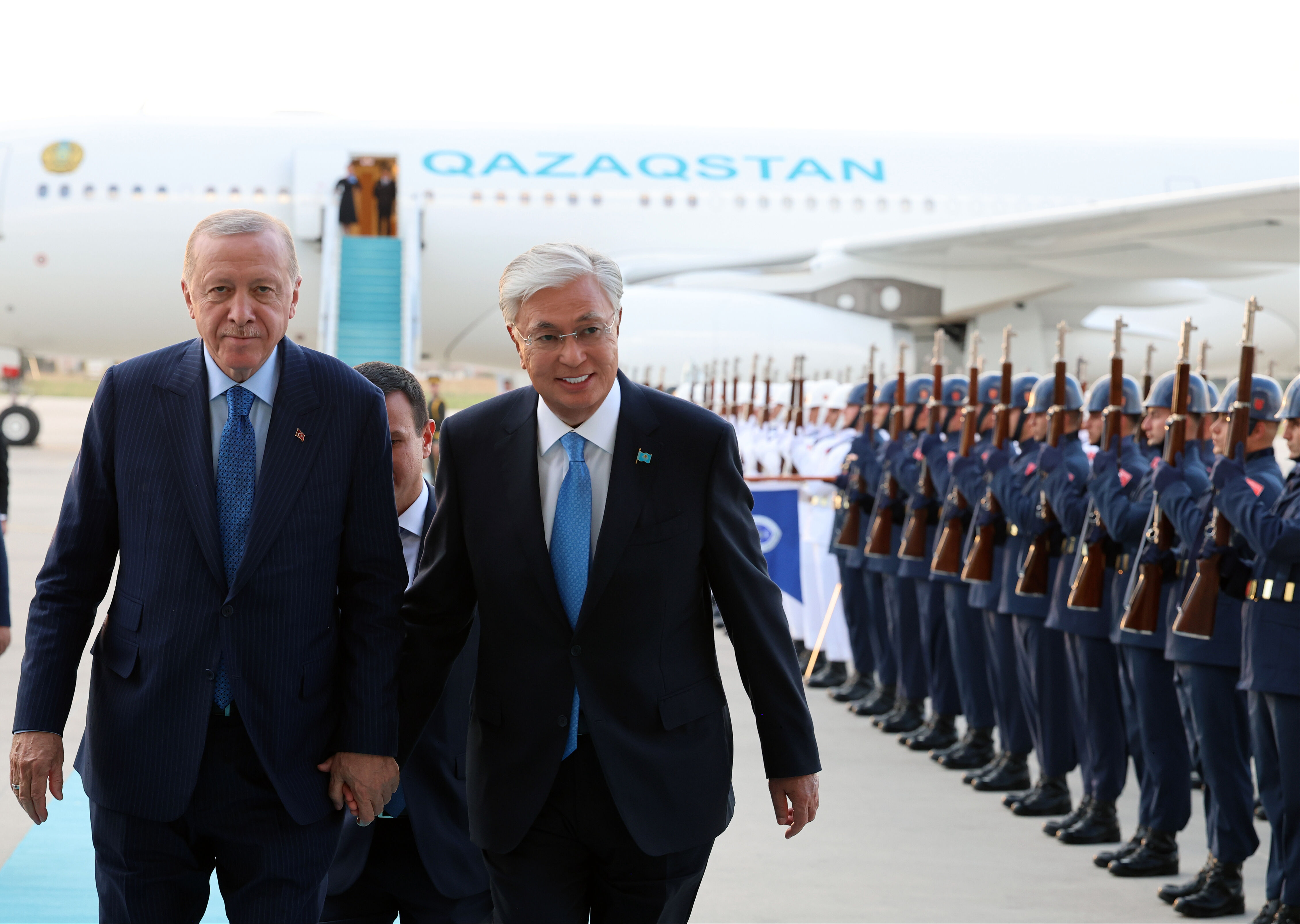 Cumhurbaşkanı Erdoğan, Kazakistan Cumhurbaşkanı Tokayev'i havalimanında karşıladı Cumhurbaşkanı Erdoğan Kazakistan'da! Tokayev havalimanında karşıladı - 1. Resim
