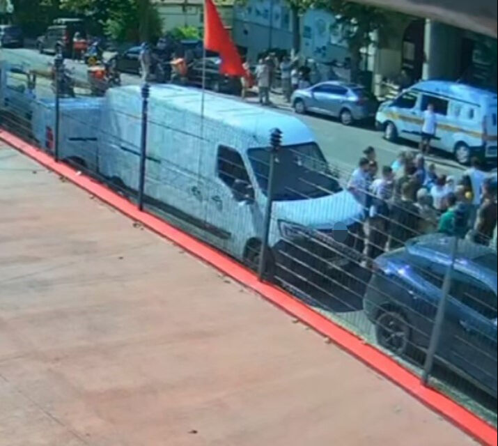 Gazeteciye saldırıp, telefonunu zorla aldılar! Savcılık talebine rağmen serbest kaldılar Gazeteciye saldırıp, telefonunu zorla aldılar! Savcılık talebine rağmen serbest kaldılar - 1. Resim