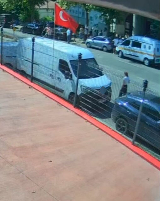 Gazeteciye saldırıp, telefonunu zorla aldılar! Savcılık talebine rağmen serbest kaldılar Gazeteciye saldırıp, telefonunu zorla aldılar! Savcılık talebine rağmen serbest kaldılar - 2. Resim