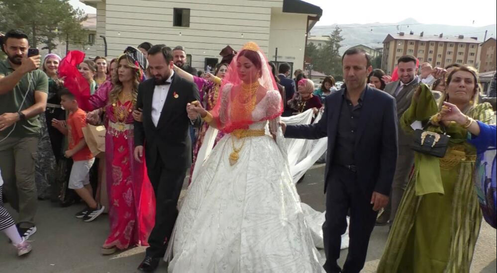 Hakkari'de AK Partili isme aşiret düğünü! Geline takı yağdı Hakkari'de AK Partili isme aşiret düğünü! Geline takı yağdı - 2. Resim