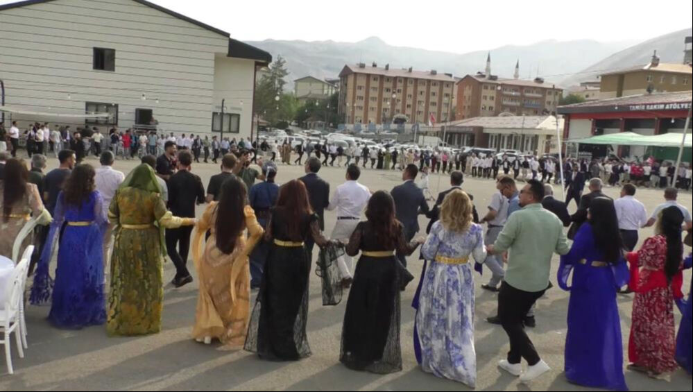 Hakkari'de AK Partili isme aşiret düğünü! Geline takı yağdı - 1. Resim