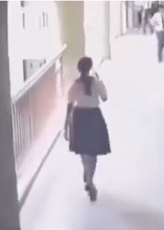 Herkesin gözü önünde intihar etti! Dehşet anları kamerada Herkesin gözü önünde intihar etti! Dehşet anları saniye saniye Dehşet anları - 1. Resim