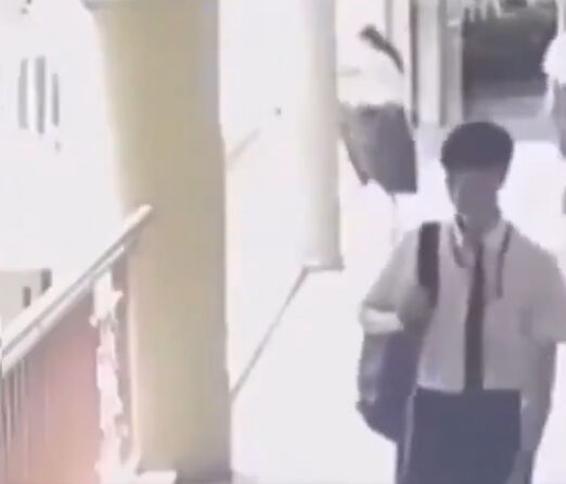 Herkesin gözü önünde intihar etti! Dehşet anları kamerada Herkesin gözü önünde intihar etti! Dehşet anları saniye saniye Dehşet anları - 2. Resim