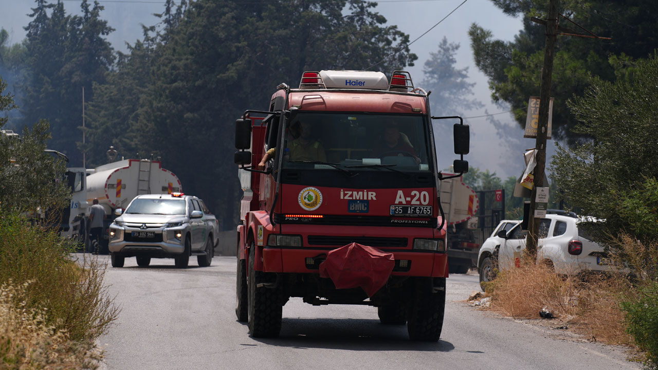 İzmir'de orman yangını! Bornova'daki alevler Buca'ya sıçradı İzmir'de orman yangını! Bornova'daki alevler Buca'ya sıçradı - 3. Resim