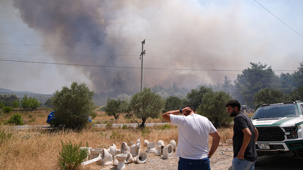 İzmir'de orman yangını! Bornova'daki alevler Buca'ya sıçradı İzmir'de orman yangını! Bornova'daki alevler Buca'ya sıçradı - 1. Resim