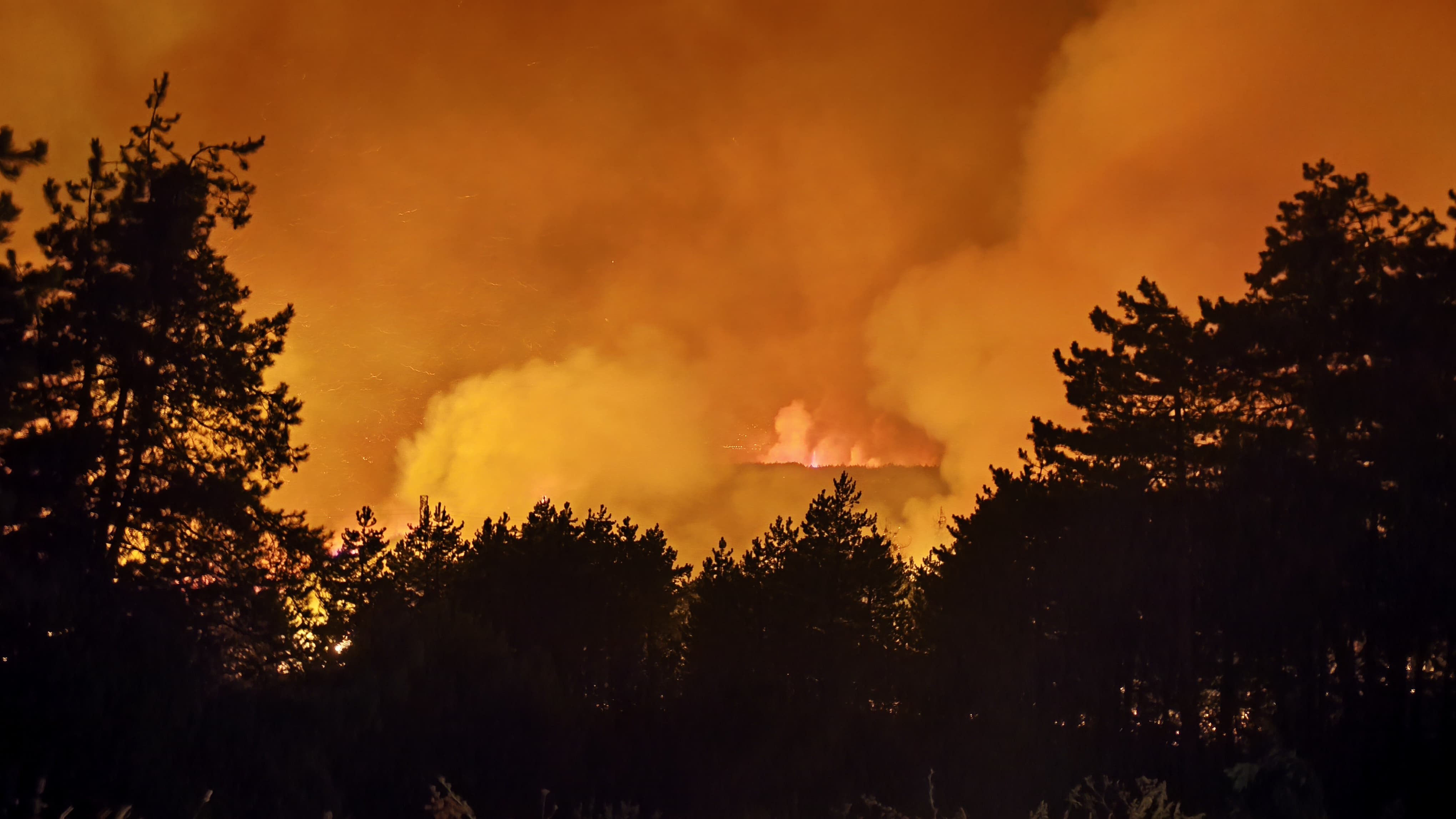 Karabük'te yangın giderek büyüyor! Vatandaşlar tahliye ediliyor Karabük'te günlerdir süren yangın giderek büyüyor! Vatandaşlar tahliye ediliyor - 1. Resim
