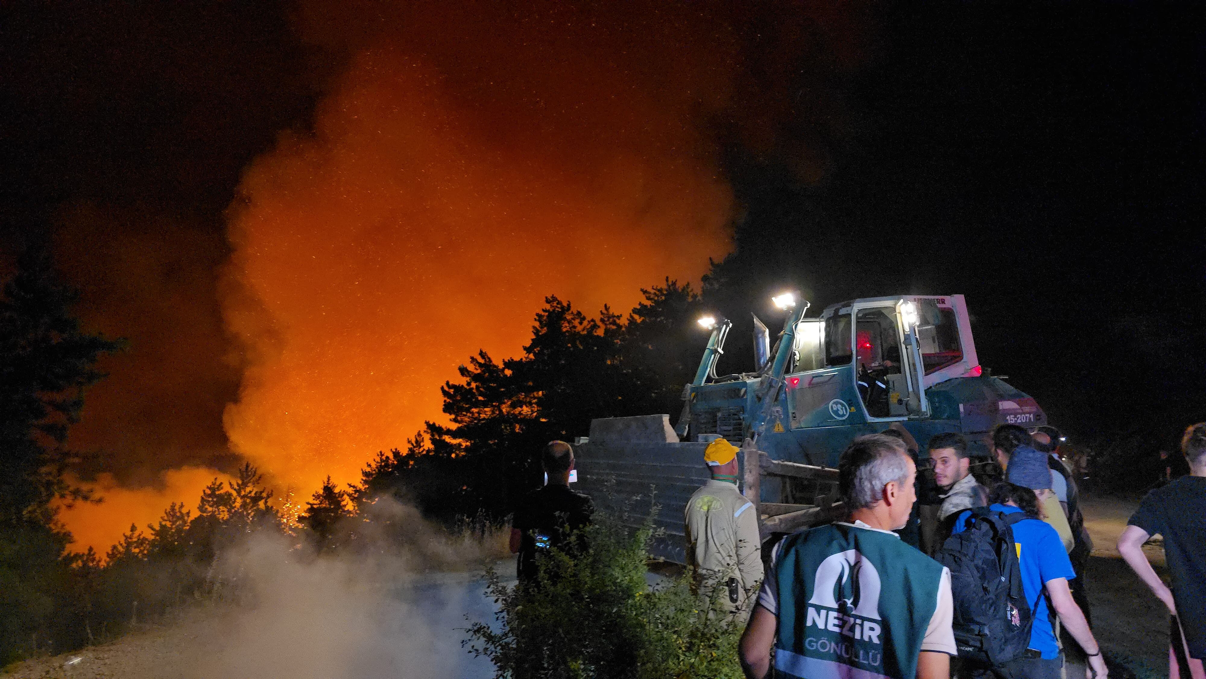 Karabük'te yangın giderek büyüyor! Vatandaşlar tahliye ediliyor Karabük'te günlerdir süren yangın giderek büyüyor! Vatandaşlar tahliye ediliyor - 2. Resim