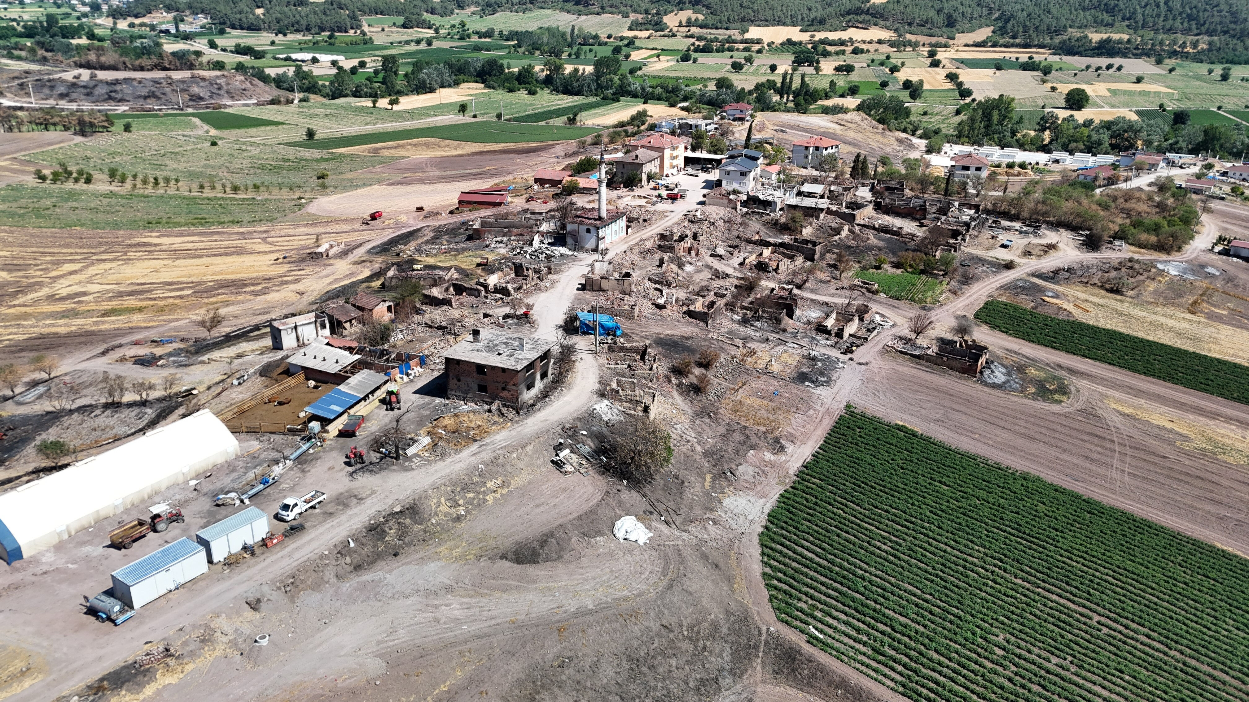 Köy küle döndü, bir tek o sağlam kaldı! Görenler şaşkına dönüyor - 1. Resim