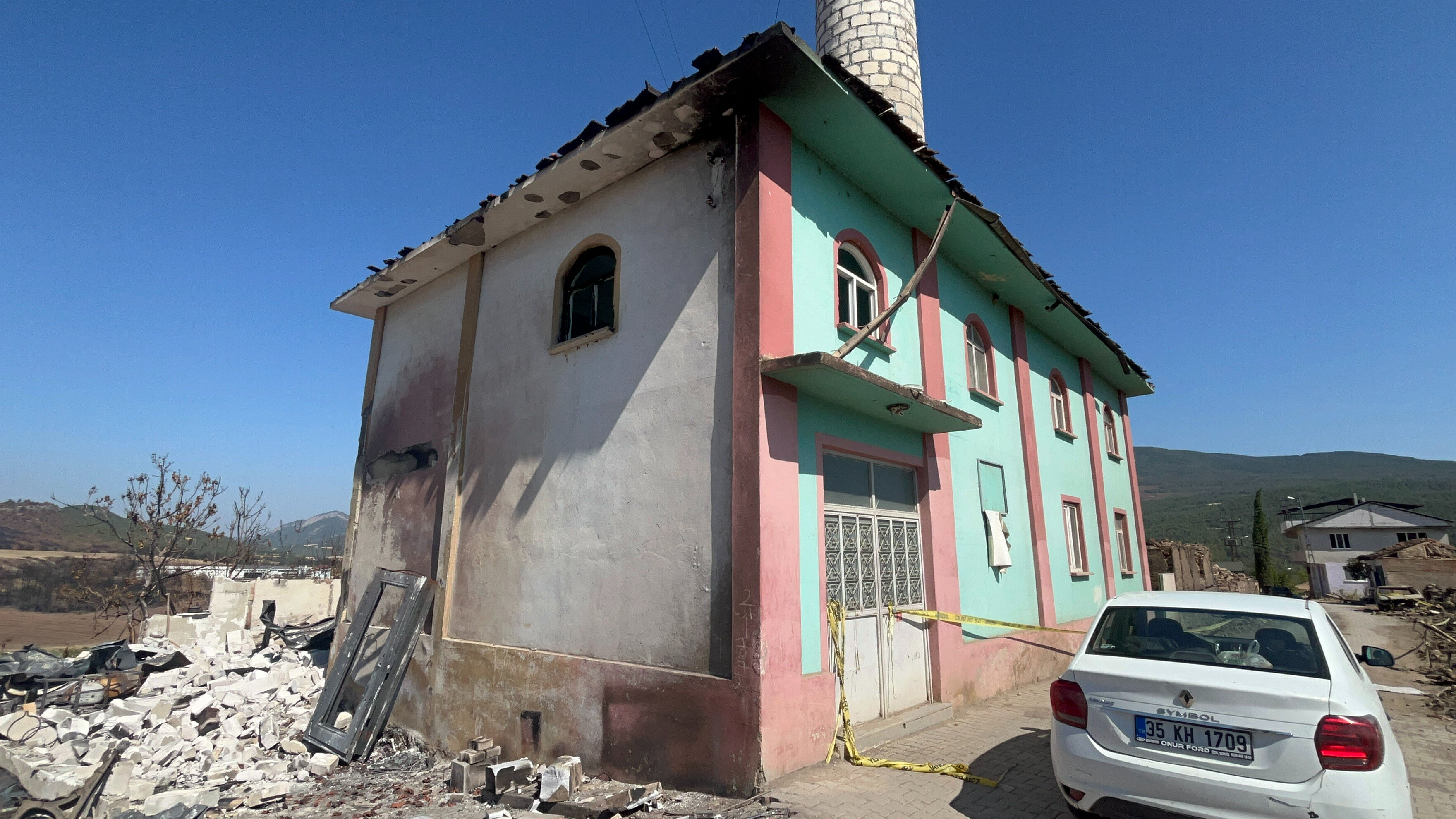 Köy küle döndü, bir tek o sağlam kaldı! Görenler şaşkına dönüyor - 2. Resim