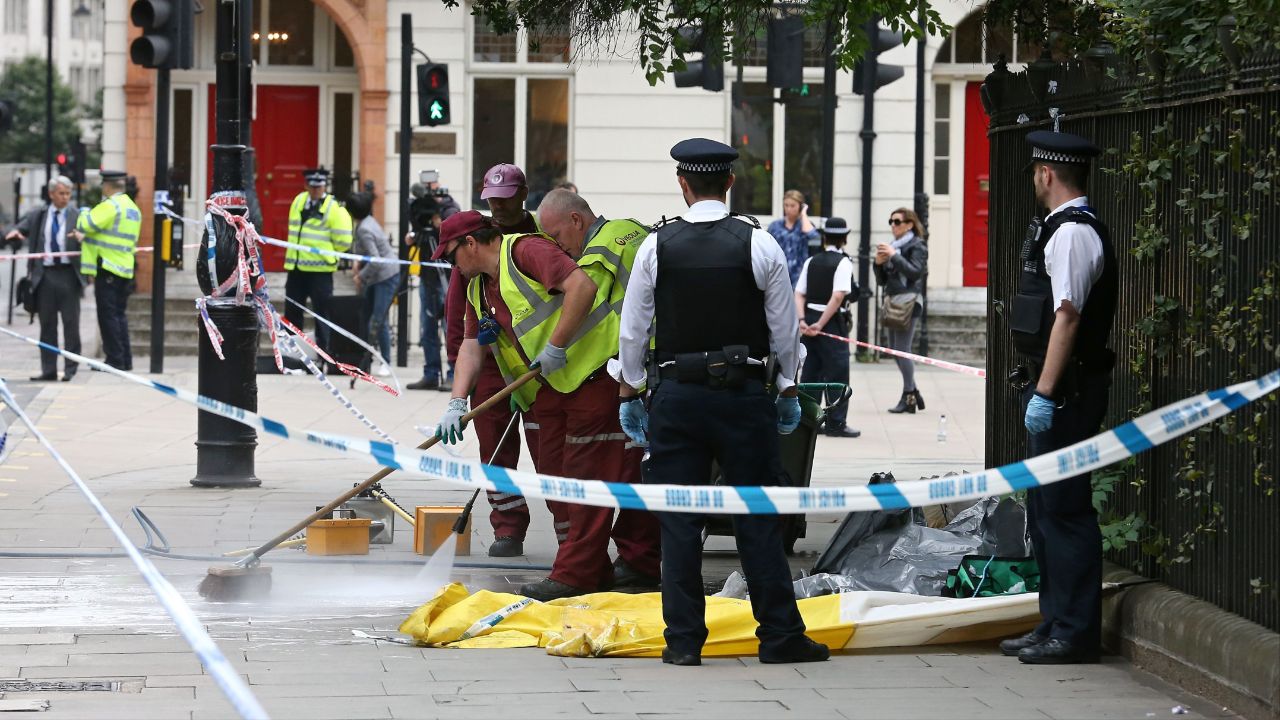 Londra'da sokak ortasında vahşet! 2 kişi katledildi, 1 kişi yaralı Londra'da sokak ortasında vahşet! 2 kişi katledildi, 1 kişi yaralı