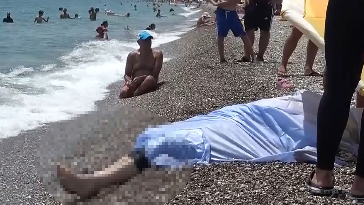 Meşhur plajda ceset şoku! Bir kısmı izledi, diğer kısmı yüzmeye devam etti Meşhur plajda ceset şoku! Bir kısmı izledi, diğer kısmı yüzmeye devam etti - 1. Resim