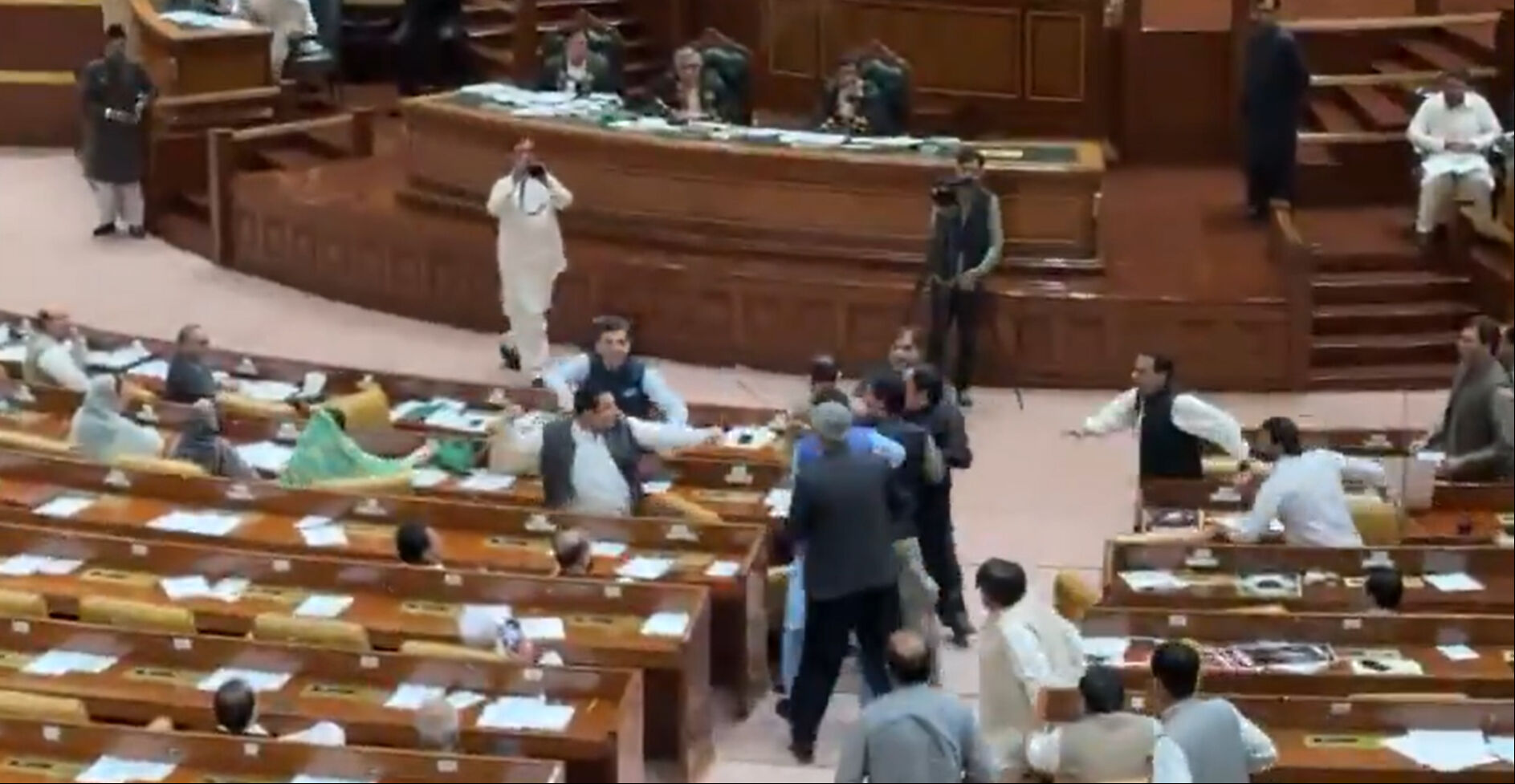 Milletvekilleri birbirine girdi! Pakistan Meclisi'nde tokatlar, yumruklar havada uçuştu Milletvekilleri birbirine girdi! Pakistan Meclisi'nde tokatlar, yumruklar havada uçuştu - 1. Resim