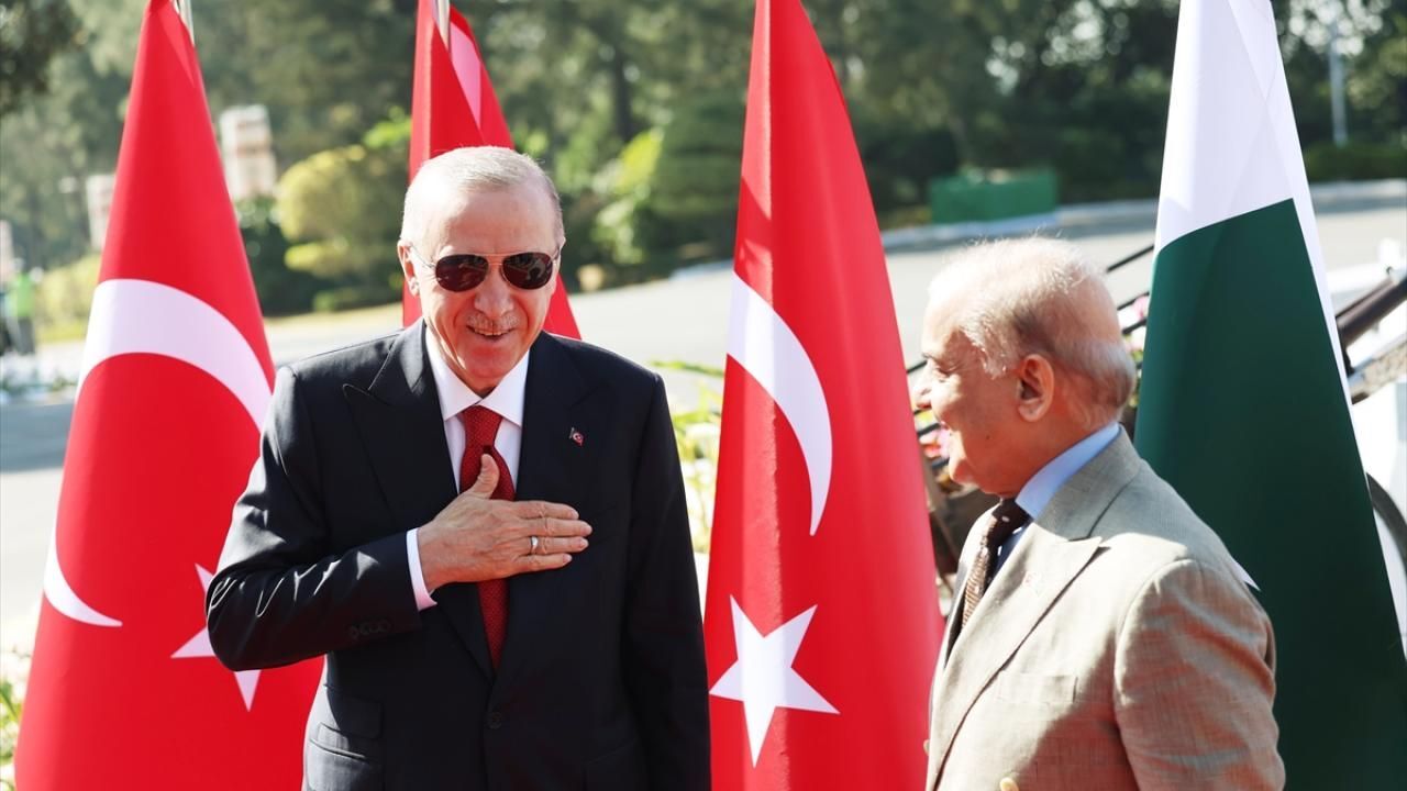 Pakistanlı bakandan Cumhurbaşkanı Erdoğan'a övgü: Müslüman ümmet için bir ilham kaynağı Pakistanlı bakandan Cumhurbaşkanı Erdoğan'a övgü: Müslüman ümmet için bir ilham kaynağı