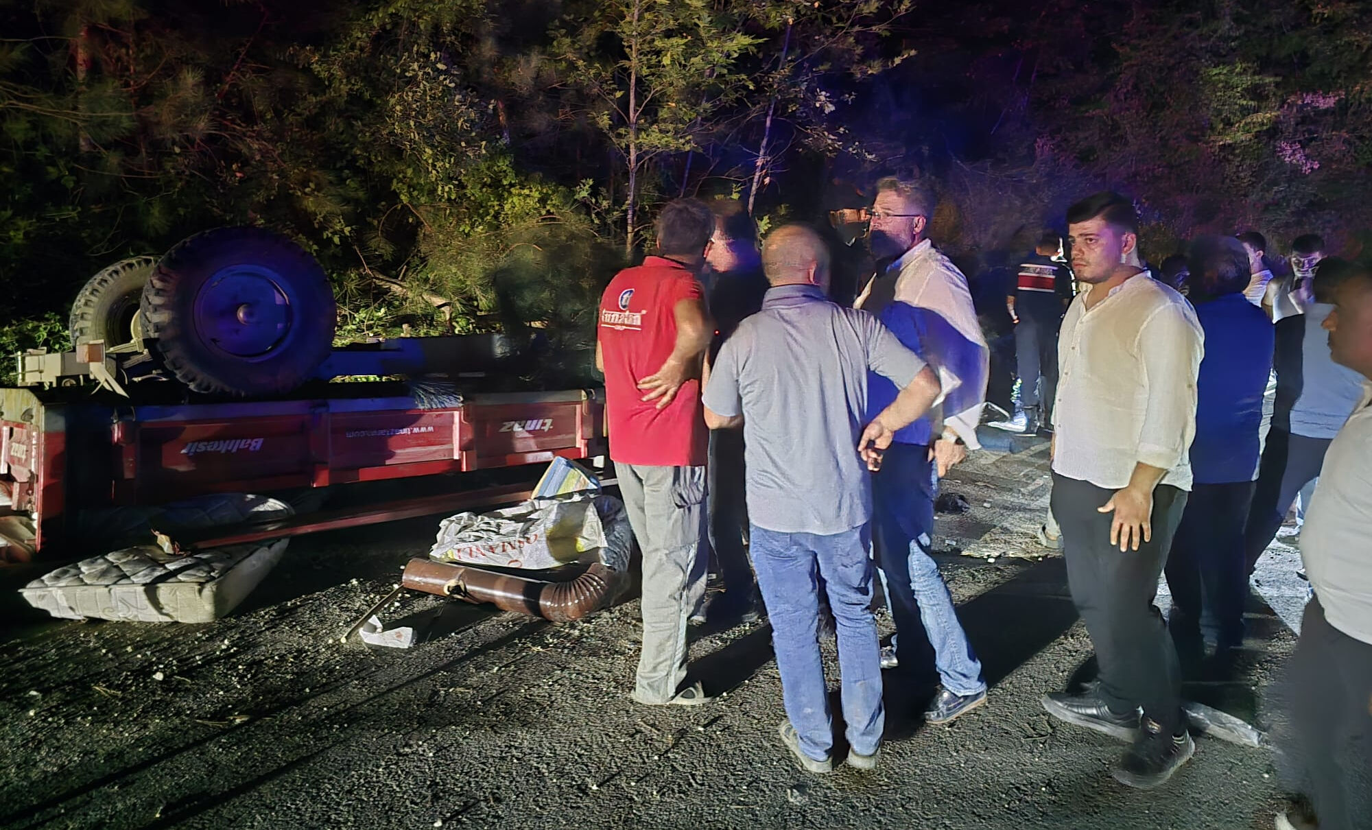 Sakarya'da traktör devrildi: 10 kişi yaralandı Sakarya'da traktör devrildi: 10 kişi yaralandı - 1. Resim