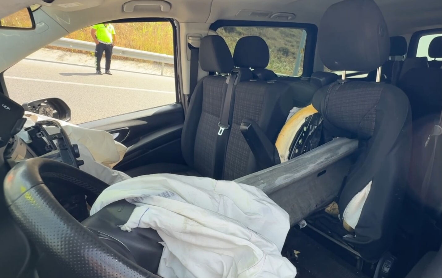 Sürücü kontrolü kaybetti, araç bariyere ok gibi saplandı Sürücü kontrolü kaybetti, araç bariyere ok gibi saplandı - 1. Resim