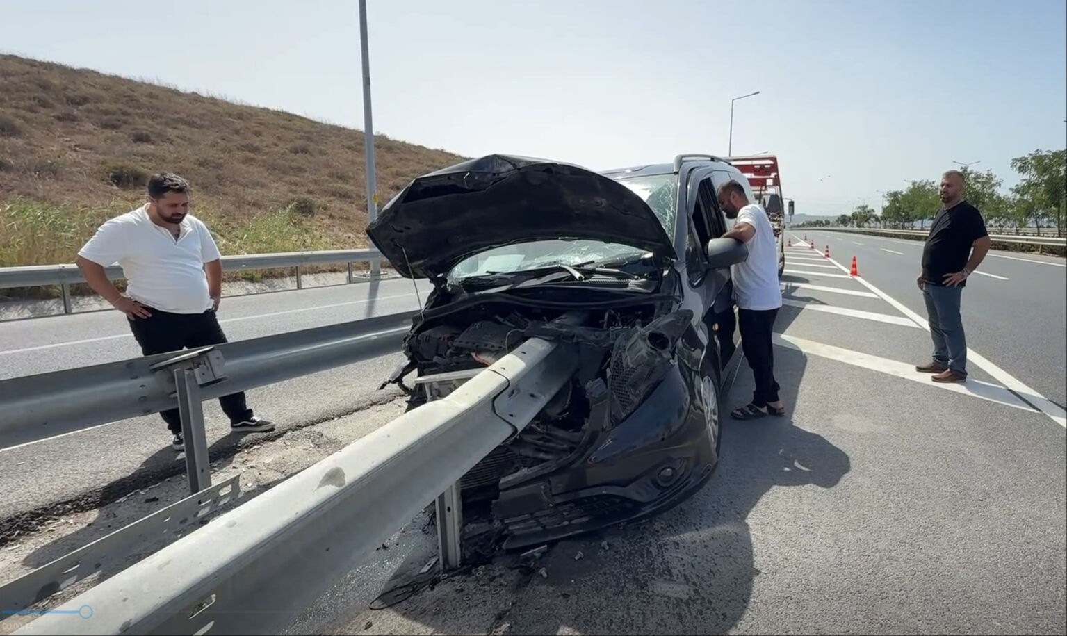 Sürücü kontrolü kaybetti, araç bariyere ok gibi saplandı Sürücü kontrolü kaybetti, araç bariyere ok gibi saplandı - 2. Resim