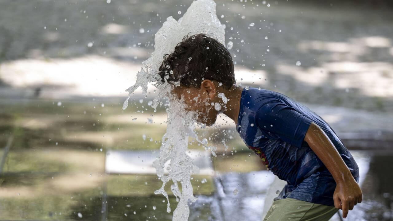 Türkiye'de 'tropikal gece'! 56 ilde hava sıcaklığı 40 dereceyi aştı Türkiye'de 'tropikal gece'! 56 ilde hava sıcaklığı 40 dereceyi aştı - 1. Resim