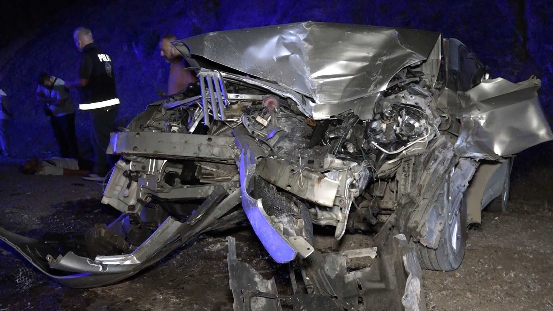 Yangına yardıma giden otomobil su tankerine çarptı! 2 yaralı Yangına yardıma giden otomobil su tankerine çarptı! 2 yaralı - 1. Resim